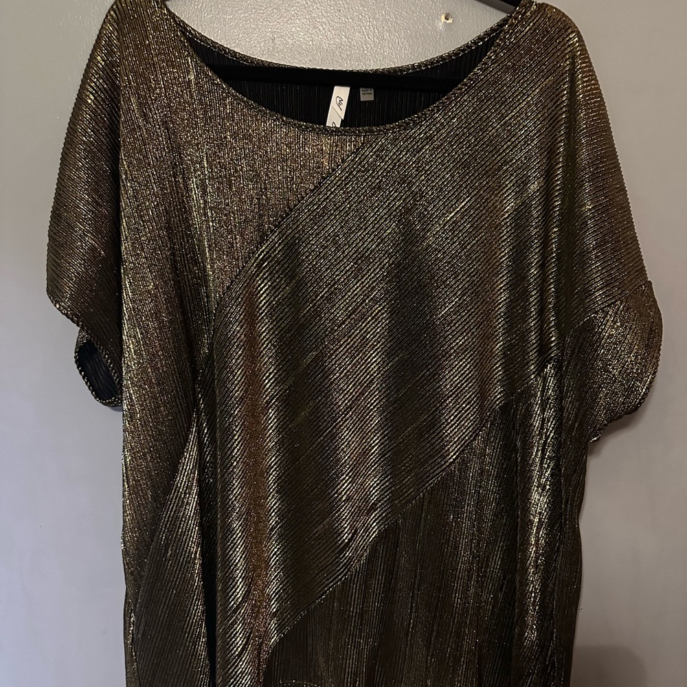 ✨🆕✨ Plus size- Gold Metallic Top